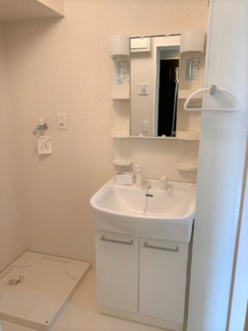 洗面設備　反転間取り別部屋写真です。