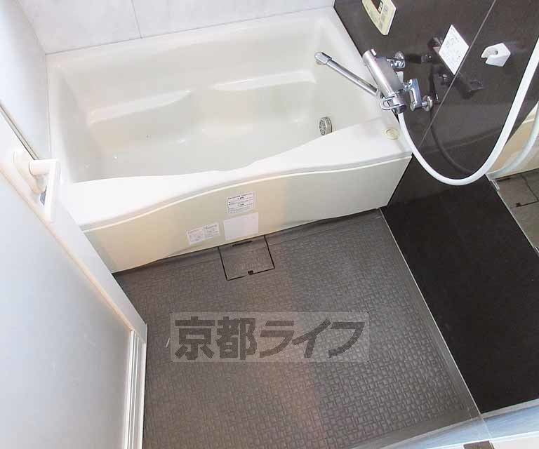 バス・シャワールーム　ゆったりと浸かれるお風呂です・