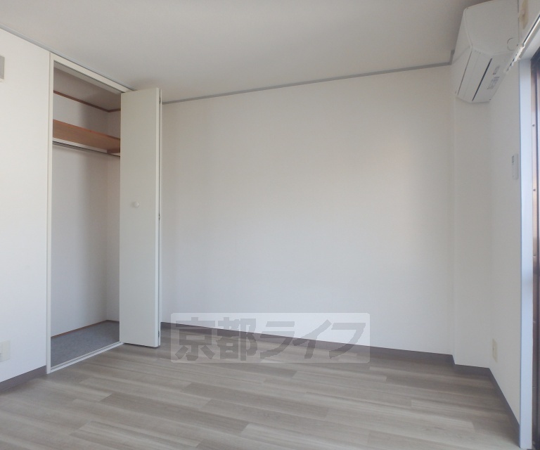 居室・リビング　白基調のきれいなお部屋です。
