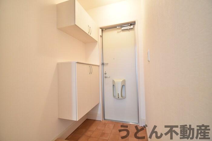 玄関　うどん県のお部屋探しはうどん不動産へ うどんちゃんとLINE