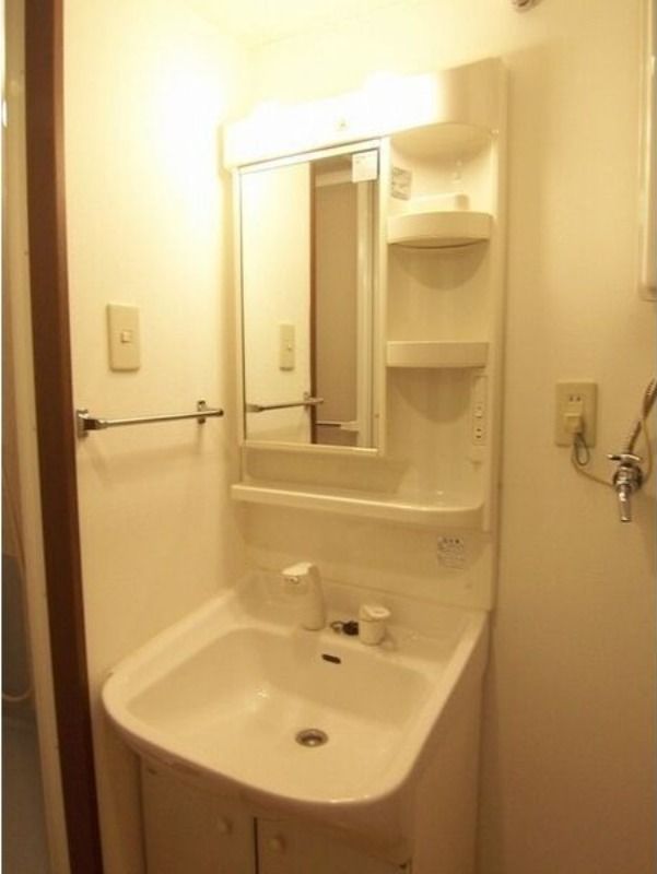 洗面設備　同物件・別部屋の写真です