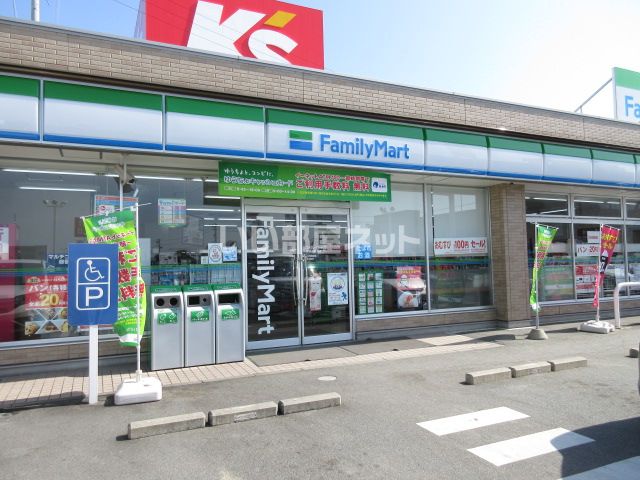 コンビニ　ファミリーマート 伊勢御薗町店（コンビニ）まで492m