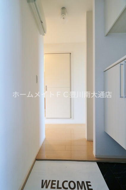玄関　同型別部屋写真（反転）