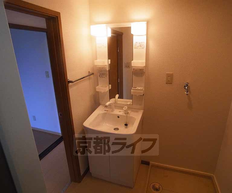 洗面設備　２０１号室写真です　１ＬＤＫに改装されたお部屋です