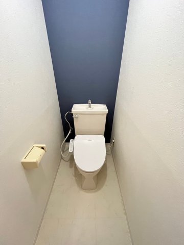 トイレ　同物件、別号室の参考写真です。