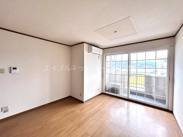 居室・リビング　参考：202号室（内装・設備が異なる場合があります。）