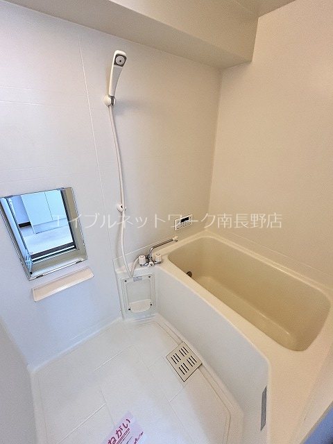 バス・シャワールーム　参考：202号室（内装・設備が異なる場合があります。）