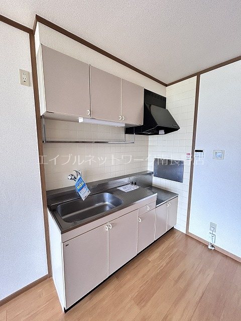 キッチン　参考：202号室（内装・設備が異なる場合があります。）
