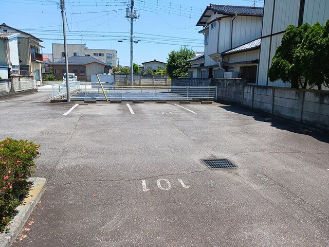 駐車場　車をお持ちの方に嬉しい駐車場付きの物件です