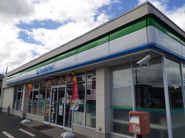 コンビニ　ファミリーマート（コンビニ）まで500m