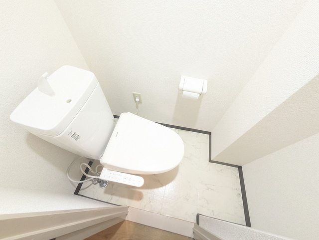 トイレ　※クリーニング前の写真です