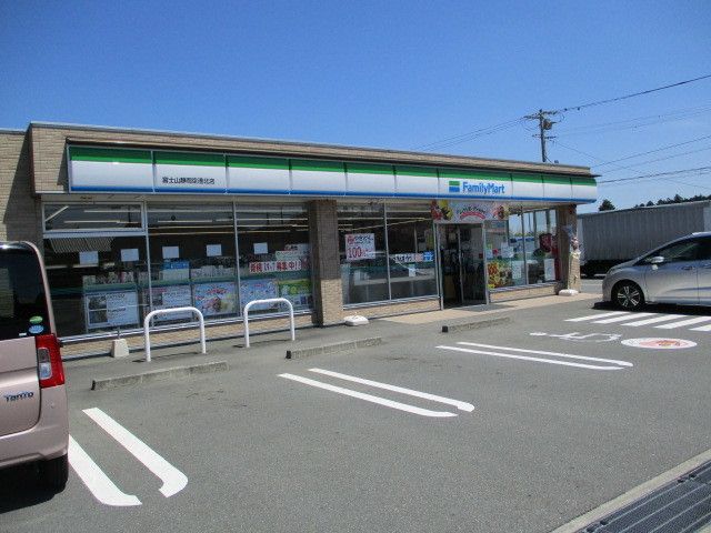 コンビニ　フェミリーマート　空港北店（コンビニ）まで700m