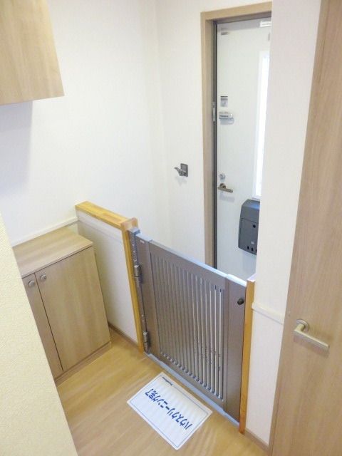 玄関　飛出し防止のペットフェンス