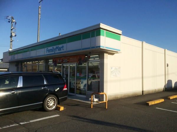 コンビニ　ファミリーマート（コンビニ）まで1500m