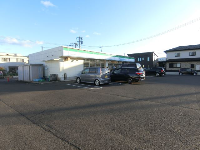 コンビニ　ファミリーマート（コンビニ）まで500m