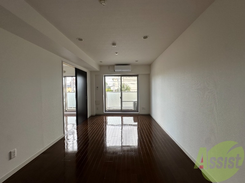 居室・リビング　リビングルームです。明るく広々として、きれいなお部屋ですね。