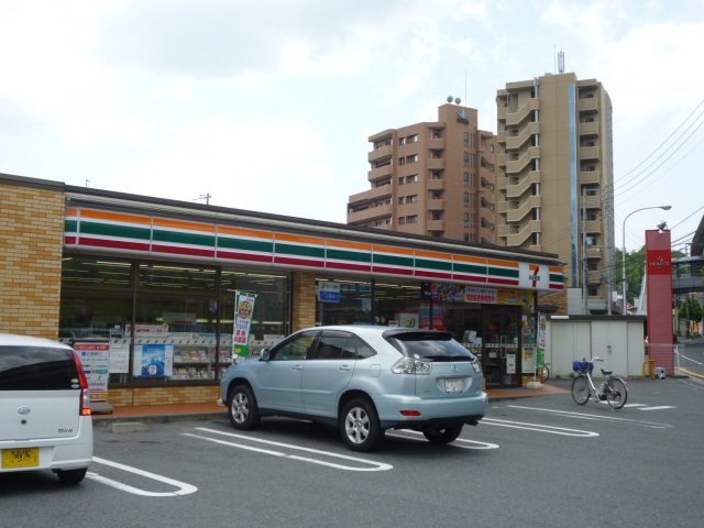 コンビニ　セブンイレブン（コンビニ）まで1074m