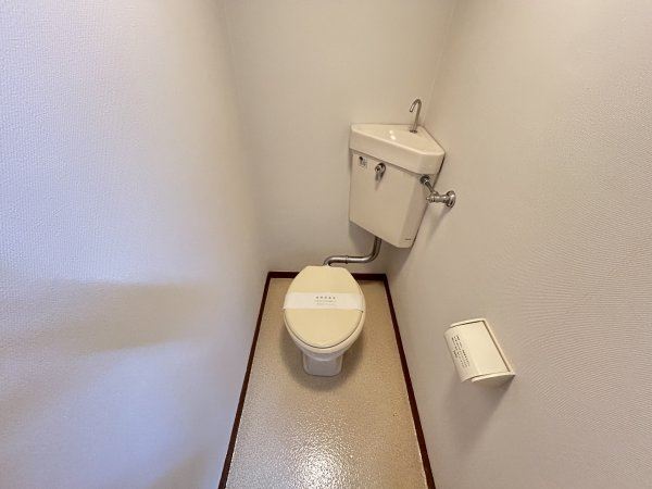 トイレ　白基調　清潔感溢れ　落ち着くトイレです