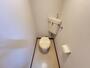 トイレ　白基調　清潔感溢れ　落ち着くトイレです
