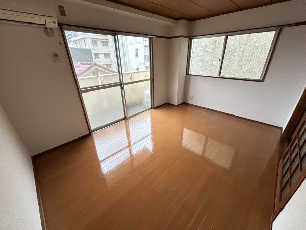居室・リビング　６畳の洋室　角部屋の特権で窓が二つ