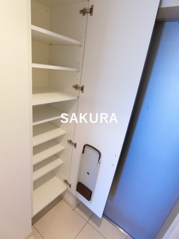玄関　人感センサー付き・シューズボックス付き♪