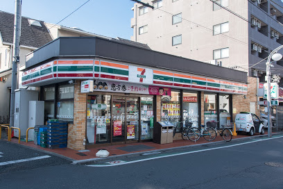 コンビニ　セブンイレブン 世田谷喜多見駅前店（コンビニ）まで277m