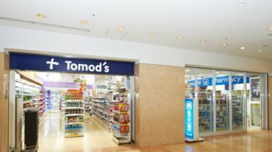 ドラックストア　トモズ ゲートシティ大崎店（ドラッグストア）まで379m