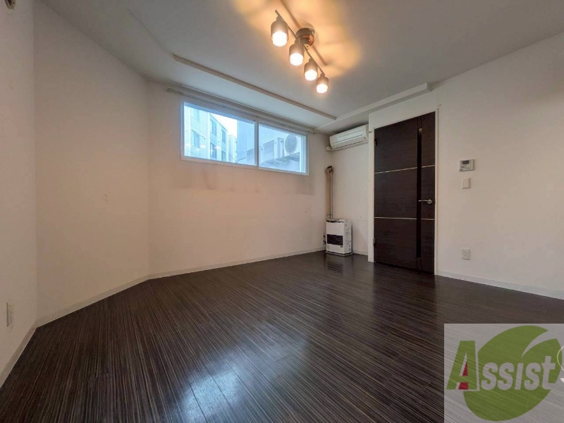 居室・リビング　日当たりが良くて心地よく過ごせそうなお部屋です。