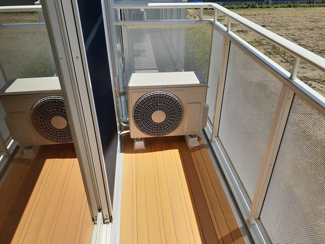バルコニー　暖かな日差しのふりそそぐバルコニー