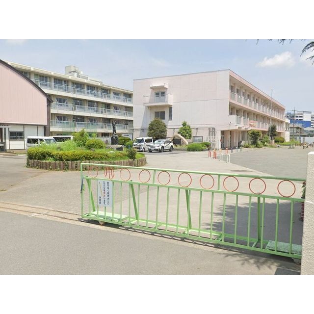 小学校　南小学校（小学校）まで450m