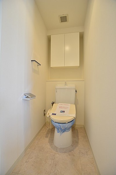 トイレ　落ち着いた色調のトイレです