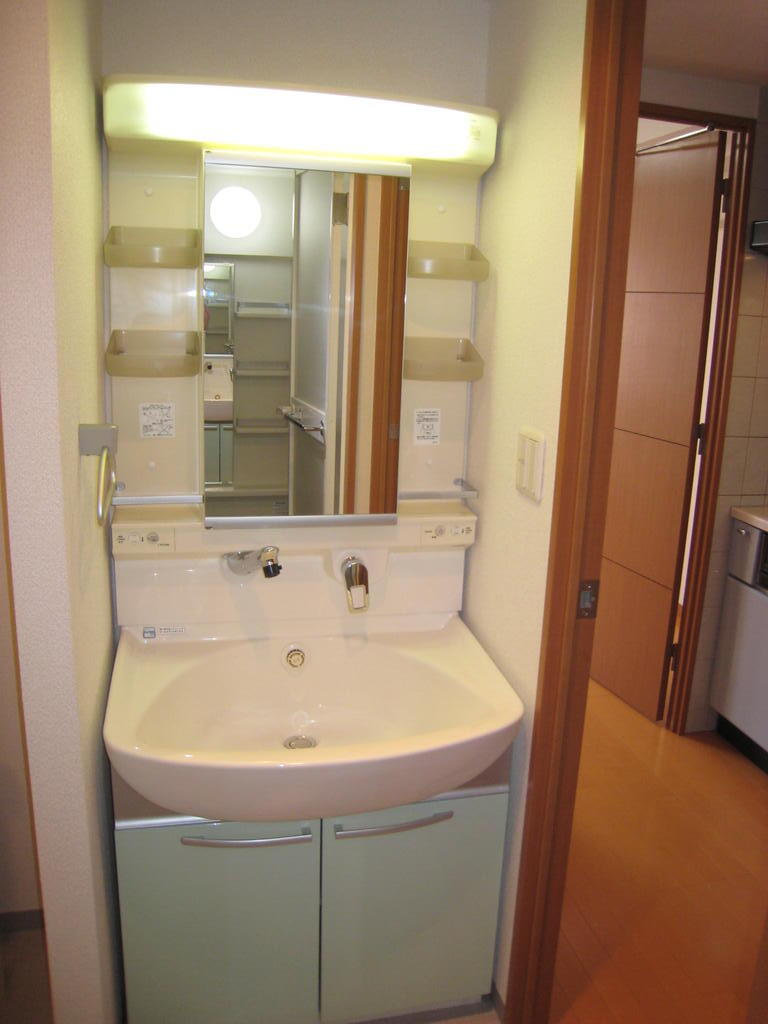 洗面設備　忙しい朝に重宝するシャンプードレッサー付洗面化粧台