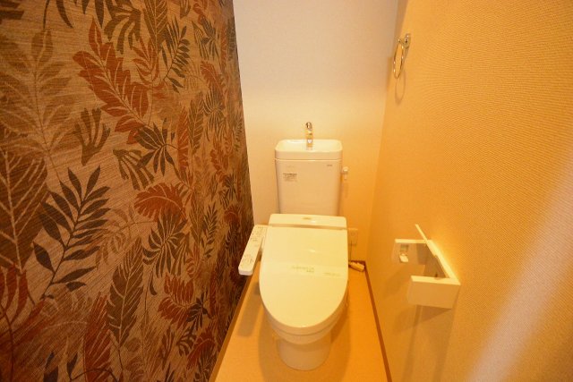 トイレ　温水洗浄便座付きのトイレです♪