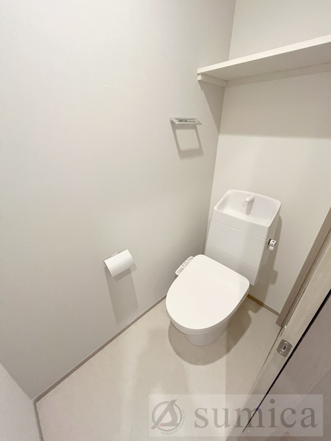トイレ　人気アイテムの温水洗浄便座。清潔感のあるトイレです。