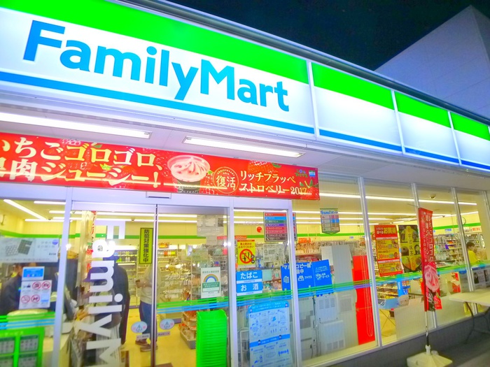 コンビニ　ファミリーマート（コンビニ）まで120m