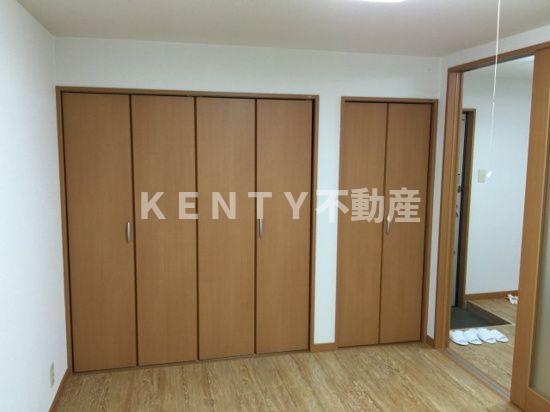 その他部屋・スペース　開放的な寝室です