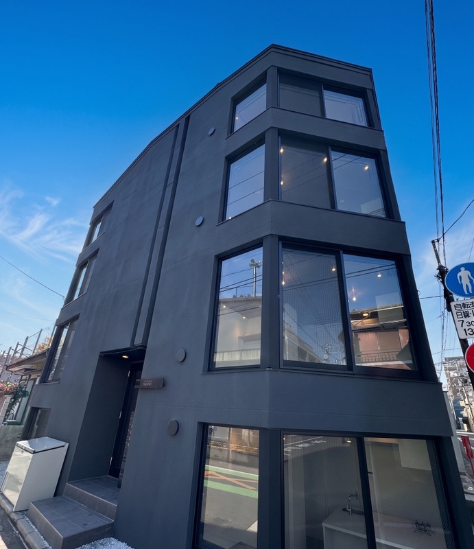 建物外観　直線的でスタイリッシュな外観