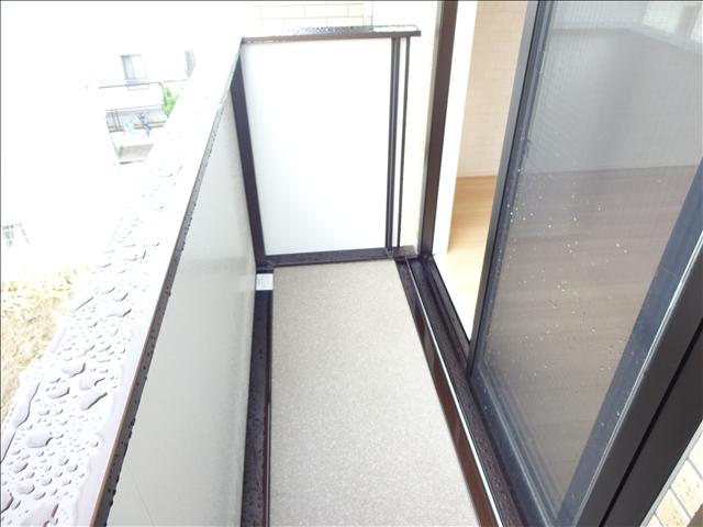 バルコニー　日当たり良好なベランダ
