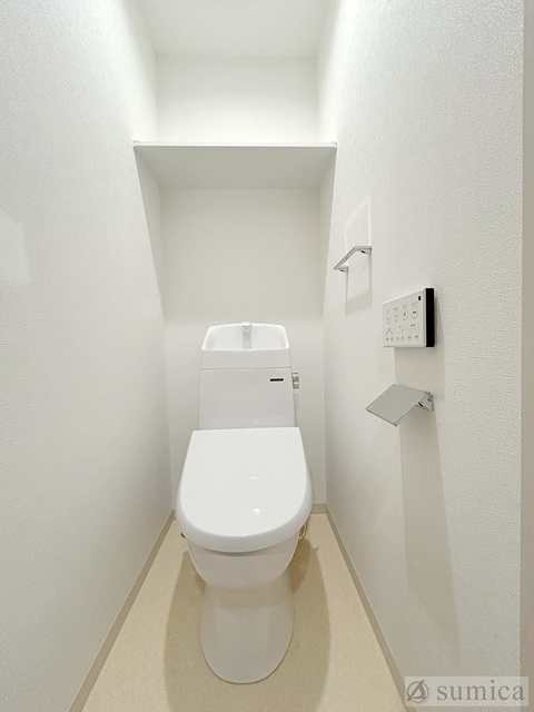 トイレ　人気アイテムの温水洗浄便座。清潔感のあるトイレです。