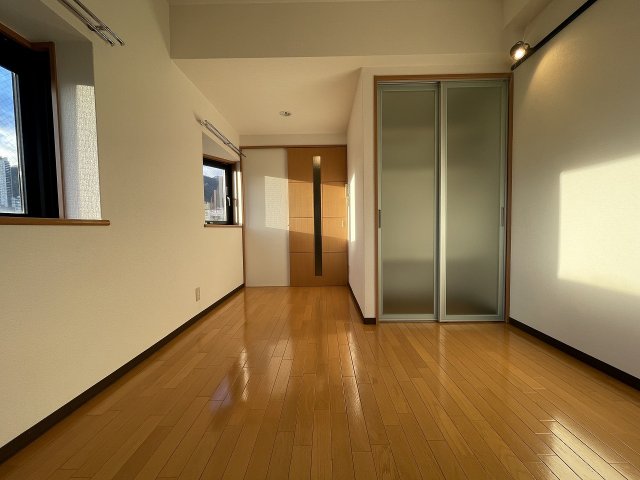 その他部屋・スペース　開放的な寝室です