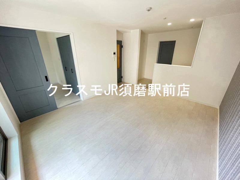 居室・リビング　明るいお部屋はゆったりとしていて、心地よい空間です。