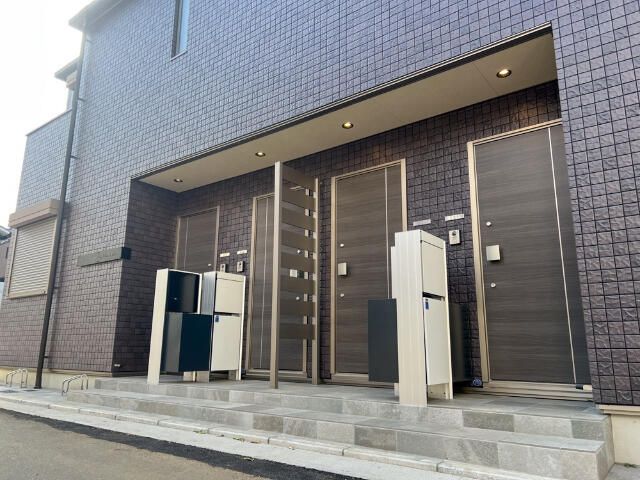 エントランス　落ち着いたエントランスです