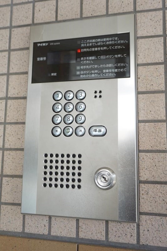 セキュリティ　エントランスは安全配慮のオートロック付きです
