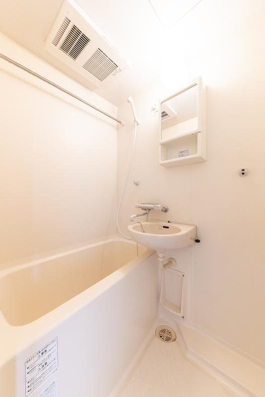 バス・シャワールーム　※同タイプの別のお部屋です。