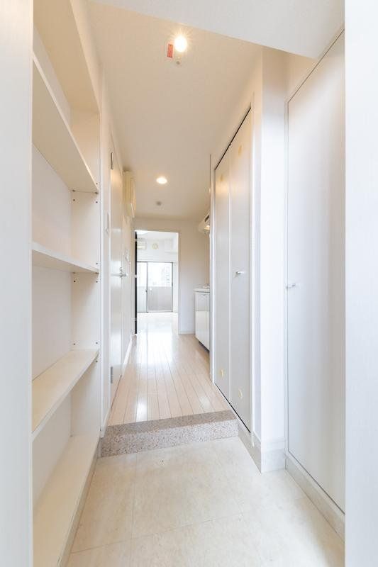 玄関　※同タイプの別のお部屋です。