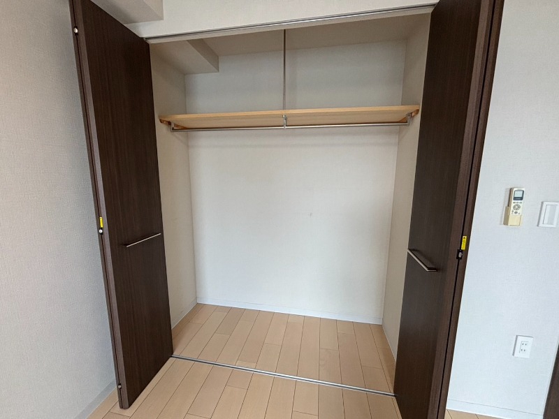 収納　こちらの収納にはハンガーをかけて服もしまえますね。