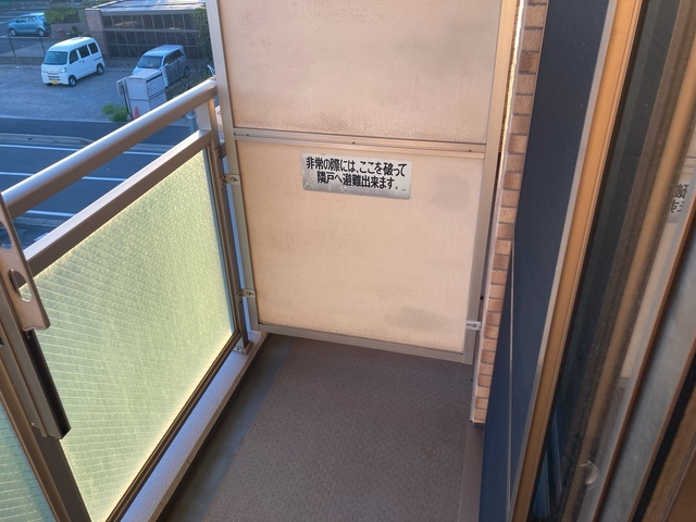 バルコニー　※補修前の参考画像の為、設備等は現況優先。