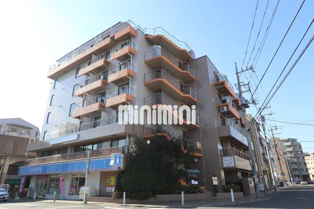 建物外観　１階はコンビニで買い物が便利です