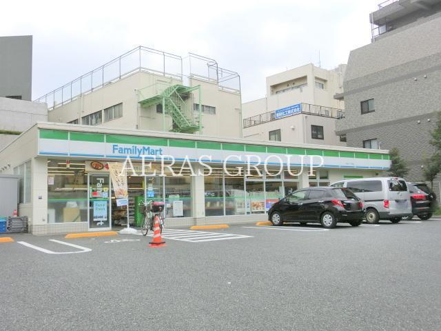 コンビニ　ファミリーマート小豆沢一丁目店（コンビニ）まで121m