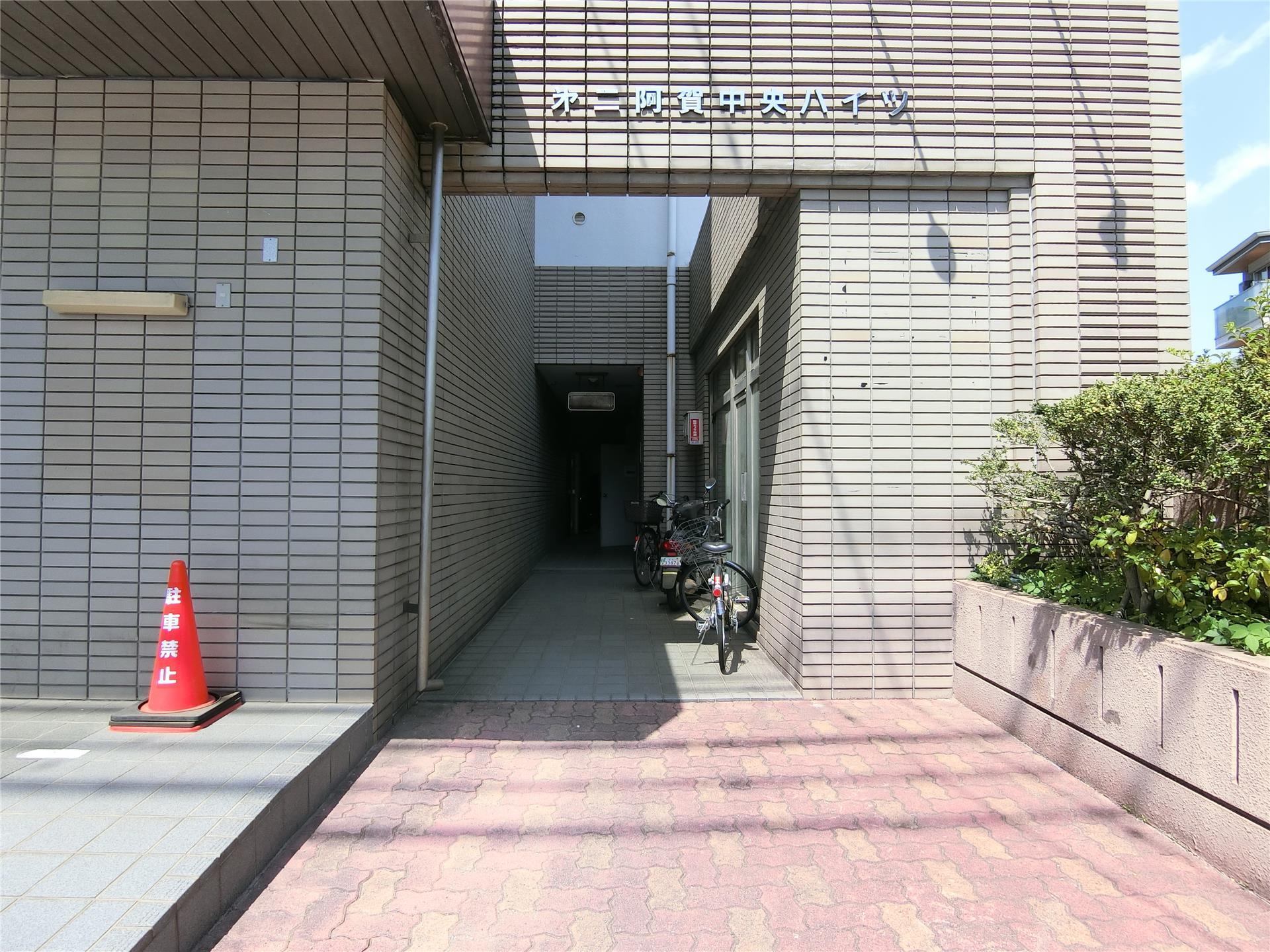 エントランス　エントランス出入り口部分です♪